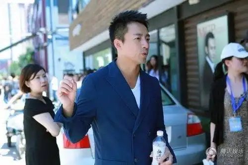 汪小菲录节目发飙 摔本子大吼:我不玩了!