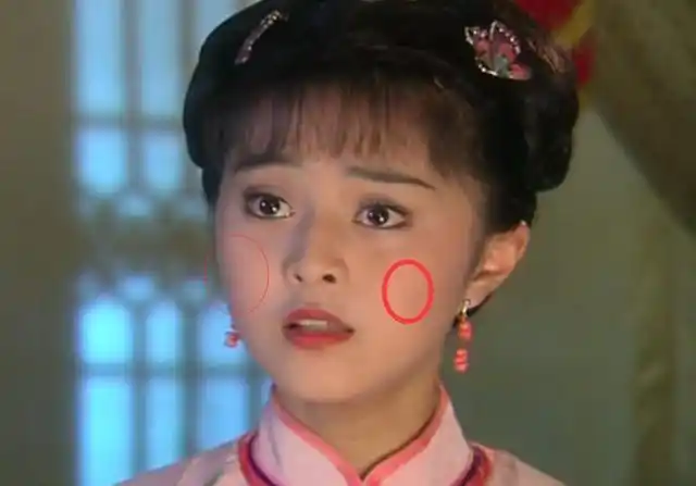 拍完《还珠格格》后,范冰冰就开始走红,从当时的照片中可以看出范冰冰