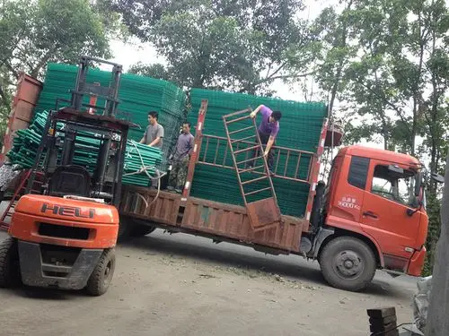 护栏网出货现场装车图