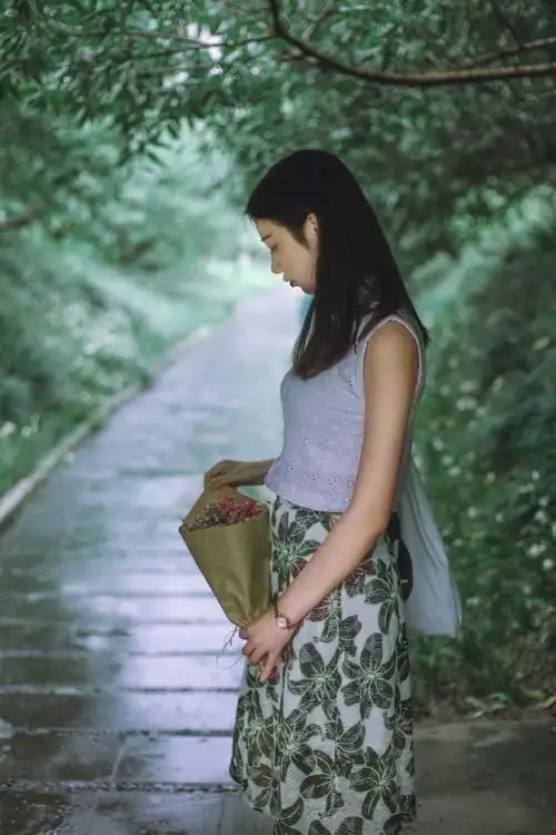 长发纯情女子安静等待一个人私房照写真图片下载