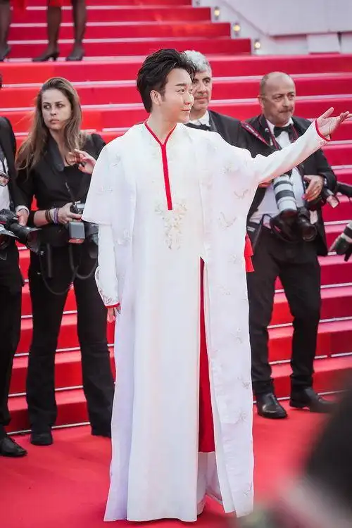 李玉刚首次亮相戛纳电影节 穿传统服饰走红毯