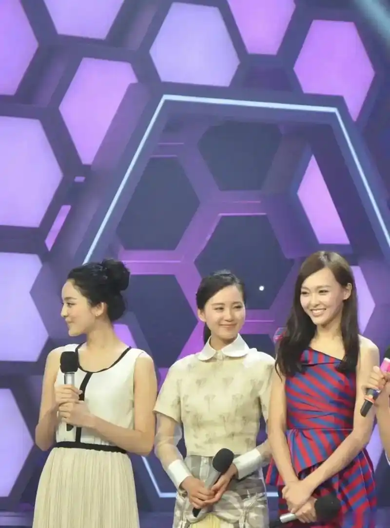 13年前的唐嫣,刘诗诗,古力娜扎一起上芒果台某周六综艺节目的照片,谁