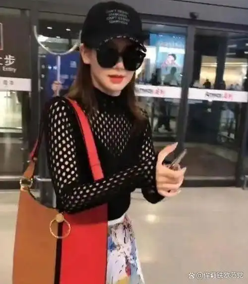 戚薇身穿防晒衫黑色暂且不提一看风格真的不怕晒黑吗