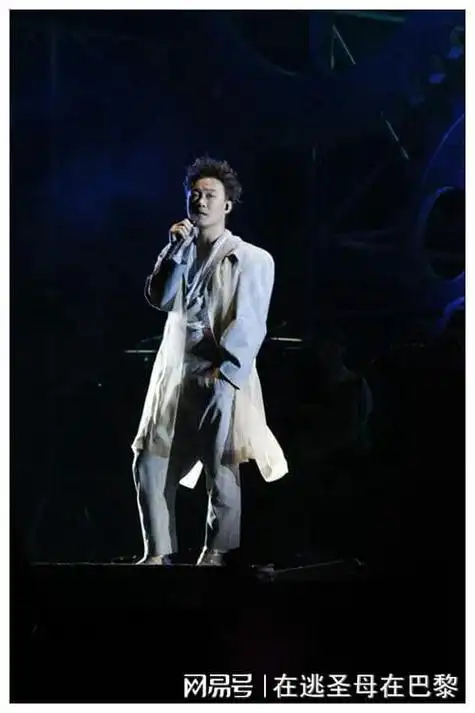 在演唱会的进行过程中,陈奕迅全身心投入地演绎着每一首歌曲,希望能够