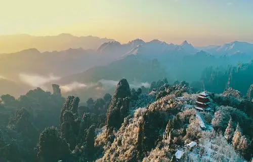 拍摄于湖南省武陵源天子山雪后的壮观景色,气势恢弘气吞山河