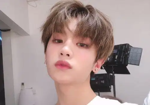 大学男生中分内扣短发发型