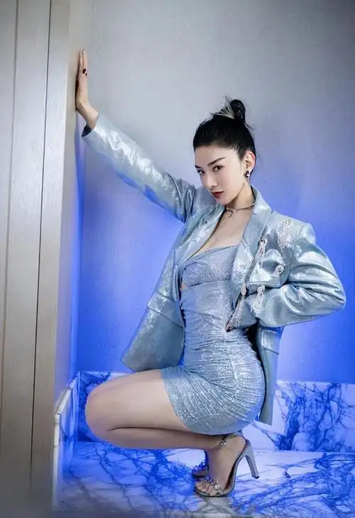 娱乐圈的畸形审美该停止了腰缠保鲜膜被礼服勒骨折太离谱