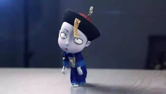 还有黑眼圈的大眼睛,走路摇摇晃晃,活脱脱一副中国清朝僵尸形象的他