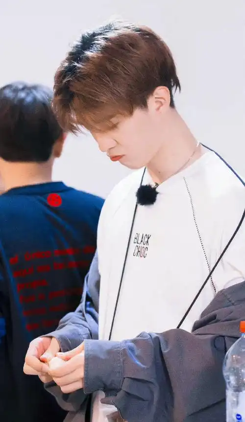 范丞丞#侧颜鲨,你喜欢哪个角度呢"跌倒了也没关系,一定要站起来继续