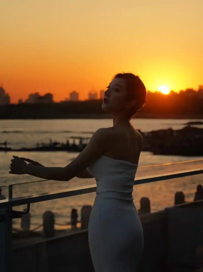 我问你夕阳和我谁更温柔? #日落92 #夕阳下的背影 #御姐 - 抖音