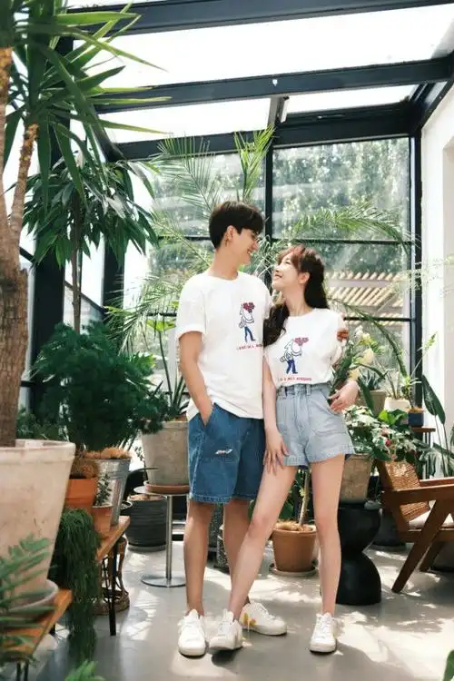 快原地结婚张檬晒与小五合照秀恩爱两人穿情侣装亲密拥吻甜齁