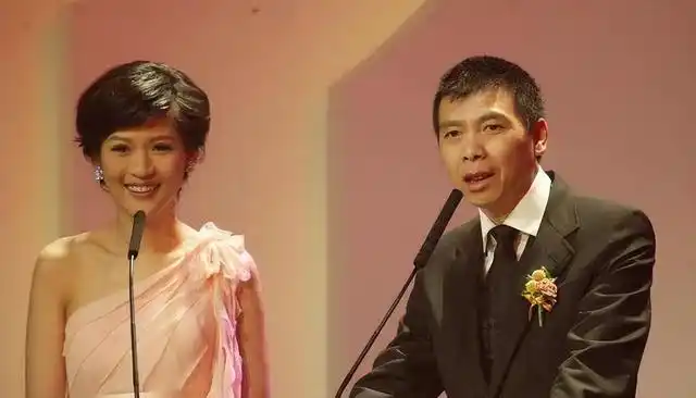 与冯小刚夜宿8小时,出轨后被富豪扫地出门,美女沈星的情史