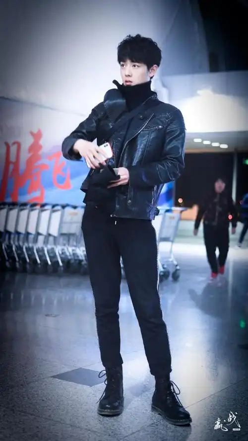 肖战机场饭拍分享 长腿巨兔比例惊人