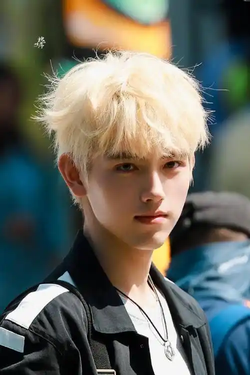 《点燃我温暖你》年,陈飞宇有一头黄头发,愤世嫉俗.