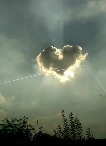 这是黄昏的时候,云朵被风儿吹.形成了这个爱心