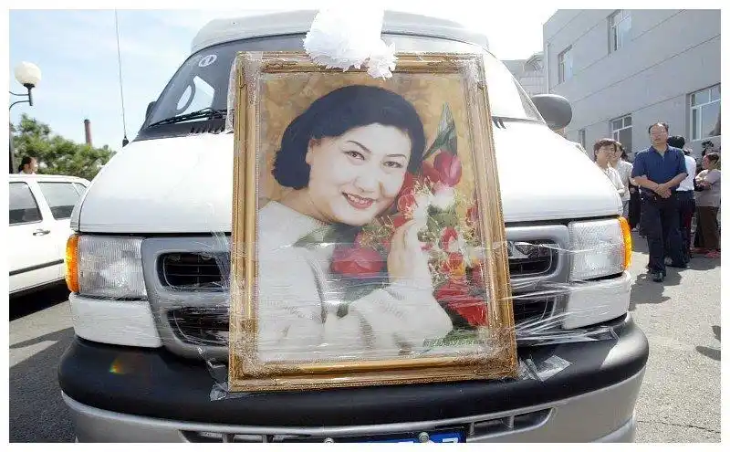 2005年高秀敏离世,母亲葬礼上一滴泪没留的女儿,如今怎样了