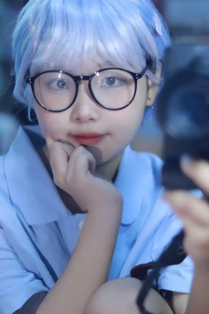 蓝发少女 #正太 如果活在二次元就好了,这样生气的时候你就 - 抖音