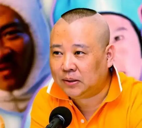 如今,郭德纲的事业正蓬勃发展,他在相声界拥有崇高的地位和广泛的声望