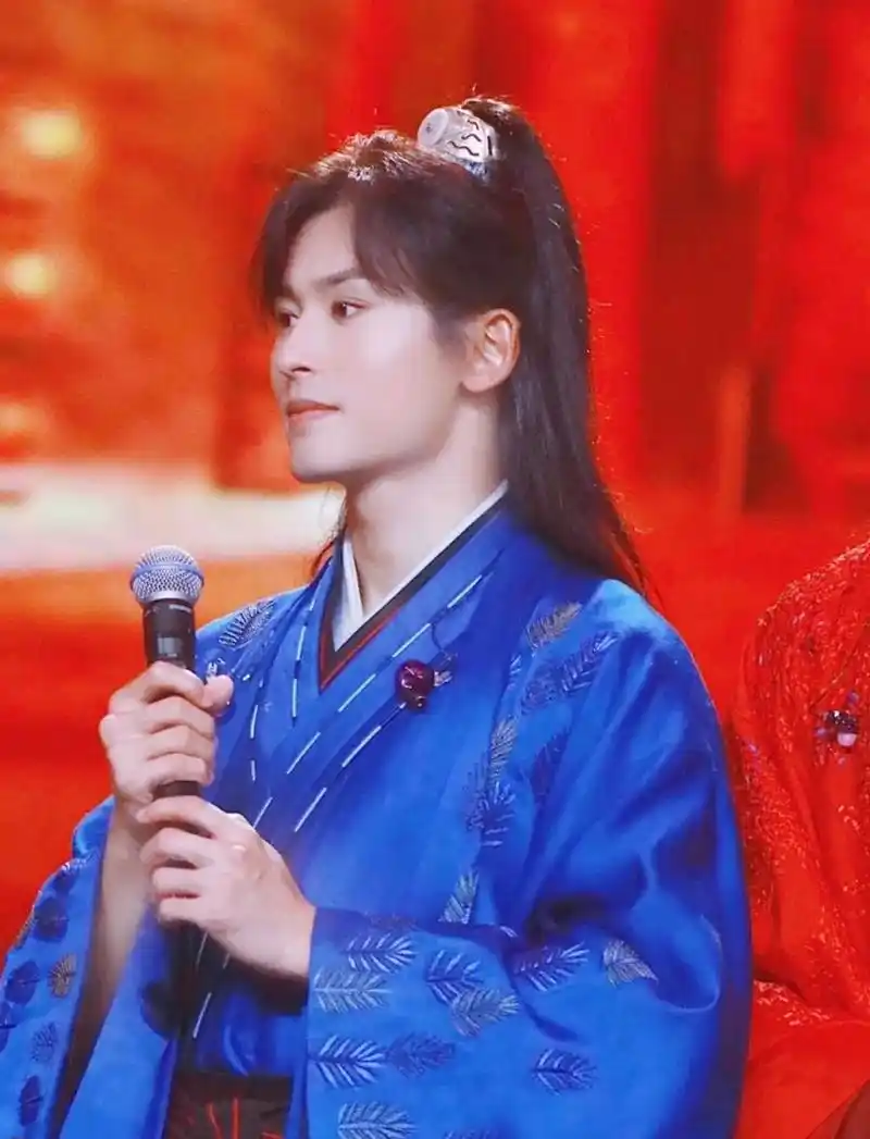 张哲瀚周子舒蓝色衣服图片:这么好看的人啊