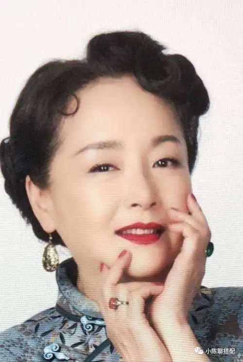 "东方梦露"恬妞,65岁身材丰满,穿衣优雅又显贵,真是风韵犹存