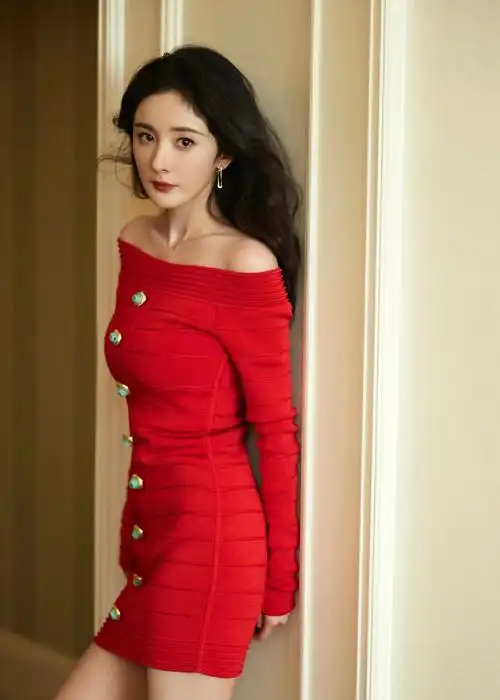 杨幂齐肩红色连衣裙大长腿性感写真