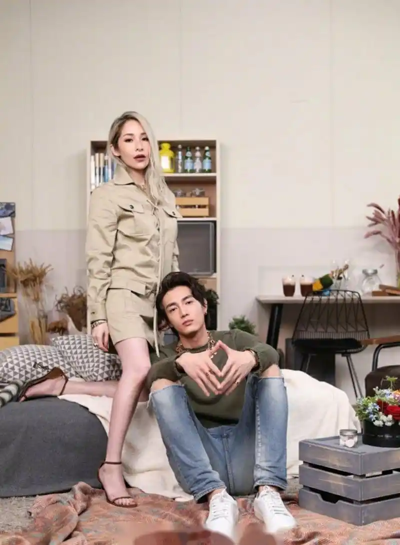 萧亚轩和男友黄皓的情人节特刊大片出炉,这组大片让我想到了《当你和