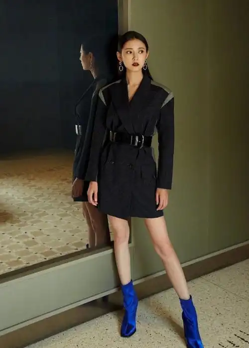 陈钰琪真豁的出去只穿个西服就出来了腿细成筷子真吓人