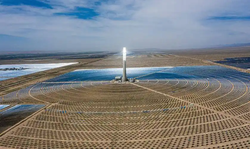 青海海西:航拍太阳能光热电站 远眺如外星建筑_发电_德令哈市_项目