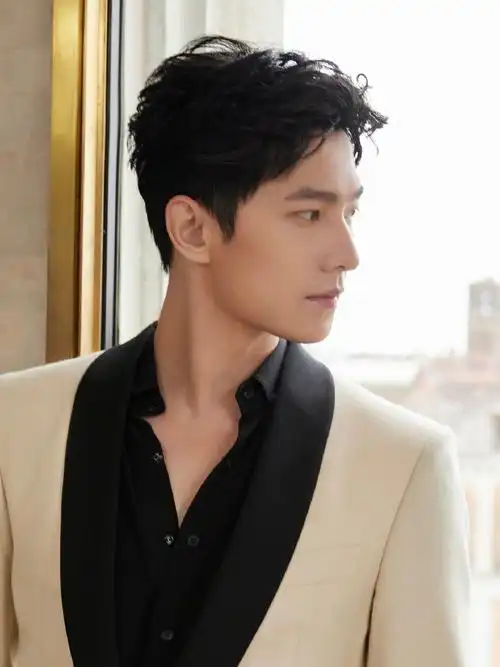 杨洋##杨洋撑伞插兜