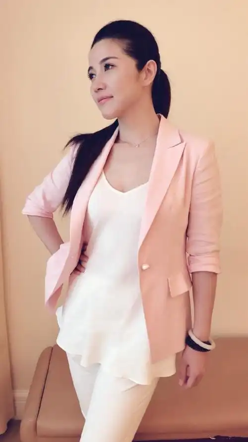 颜丙燕一袭蓝色礼服好优雅,黑色礼服配少女马尾气质出众,哪有47