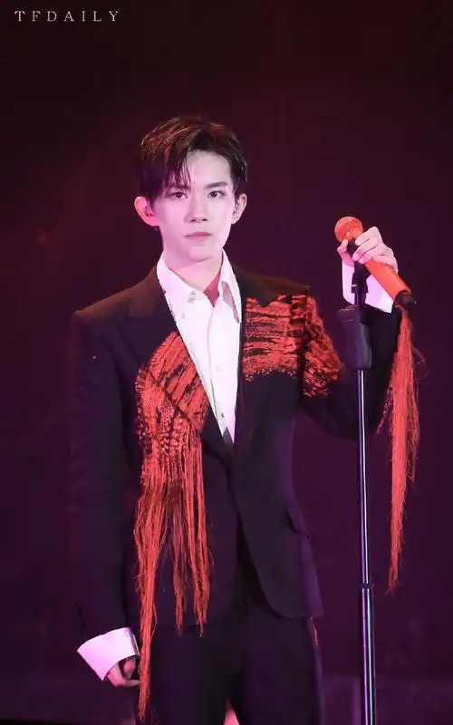 易烊千玺或将开三场演唱会#来看易烊千玺立麦舞台照合集舞台上闪闪