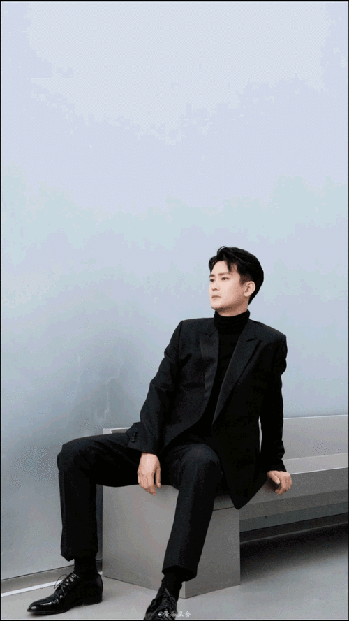 熊梓淇拍摄花絮惊喜掉落～all black 造型气压好强,冷酷严峻的帅气