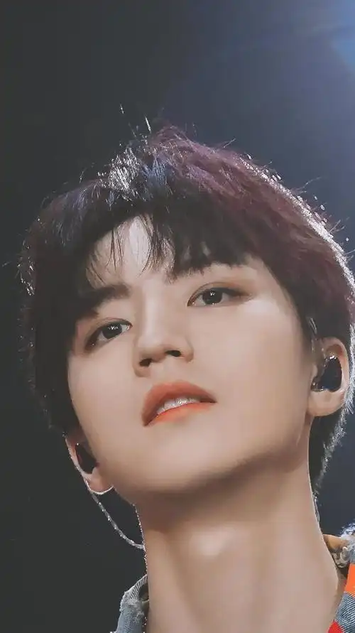 拥抱21岁的王俊凯