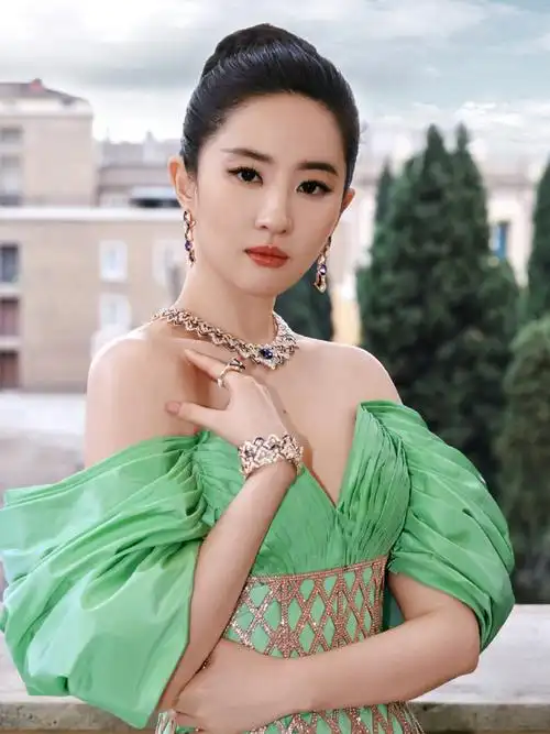 刘亦菲换了腰封