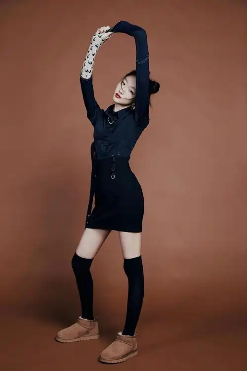 原创周冬雨丸子头造型可爱俏皮穿雪地靴拍写真随意凹出时髦范