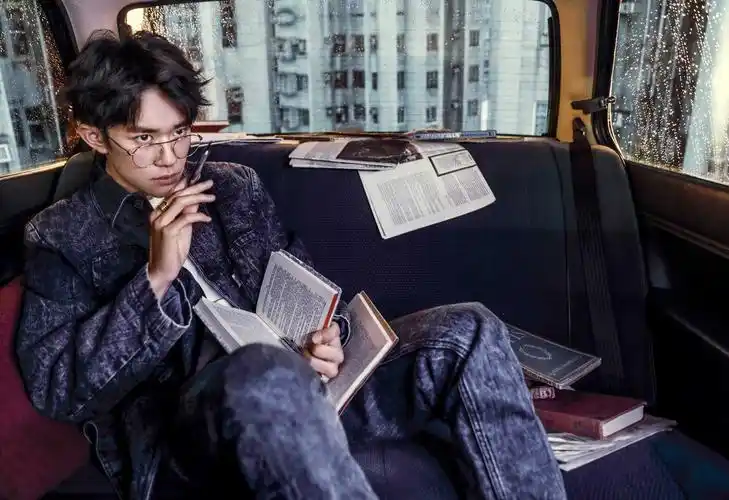 易烊千玺登《时尚芭莎》六月上封面 新生力量再定义时尚潮流