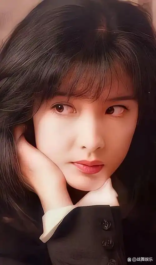 周慧敏:恋爱20年才结婚,给猫取名"周慧豹"当儿子,54岁无子女