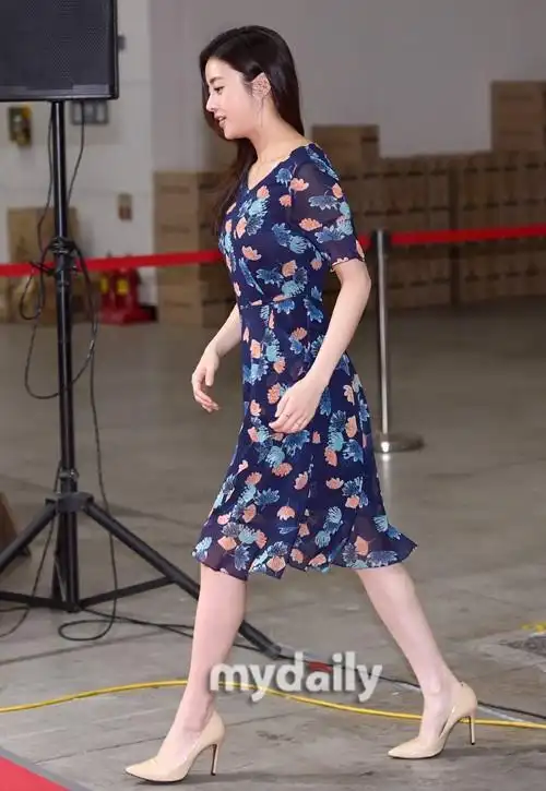 组图韩女星姜素拉出席签名会穿碎花连衣裙清凉入夏