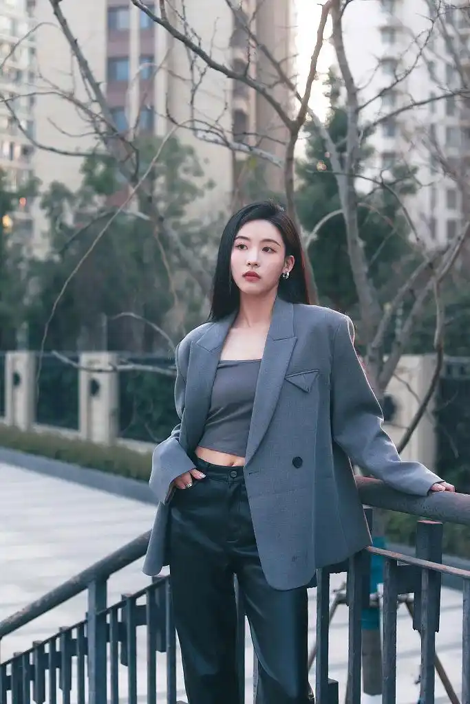 孙芮现身3ce品牌直播 灰色西装干练有型气场全开