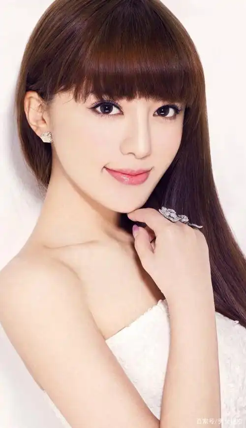 阿兰,真正的实力女歌手,清丽脱俗,花容月貌,拿奖拿到手软!