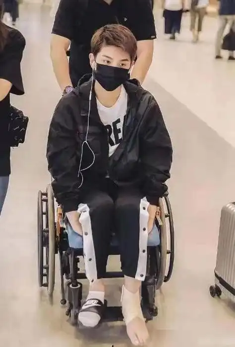 黄明昊脚伤未愈逛街穿拖鞋,被外国朋友问是否大明星,反应太可爱_网易