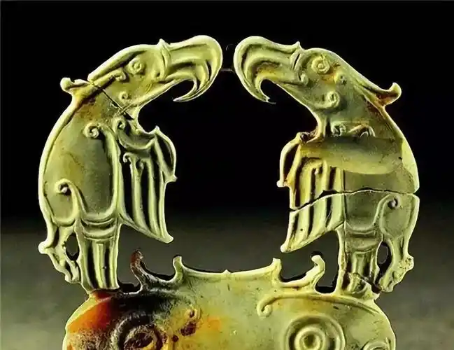 鬼脸座双头鹰玉器专家表示,石家河遗址是石家河文化据以命名的遗址