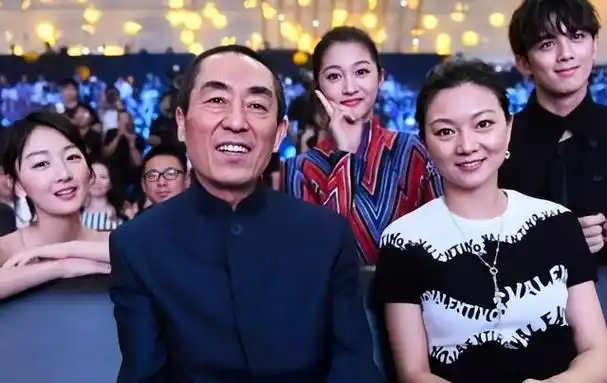 自陈婷在微博上发文宣布取消张艺谋妻子认证后,这对比张艺谋小31岁的