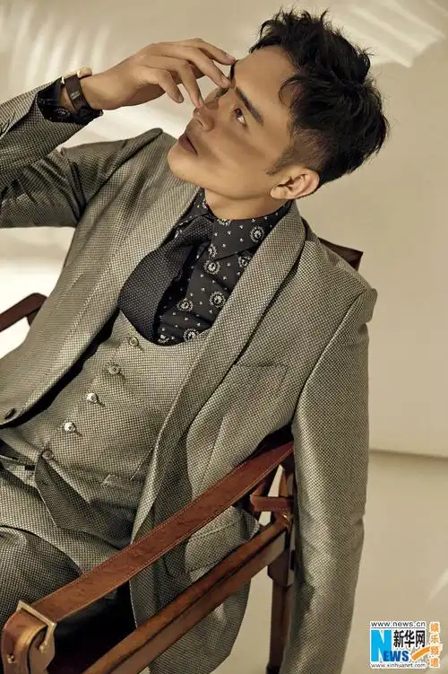 明道七夕大片甜蜜来袭 手持鲜花巧克力怦然心动