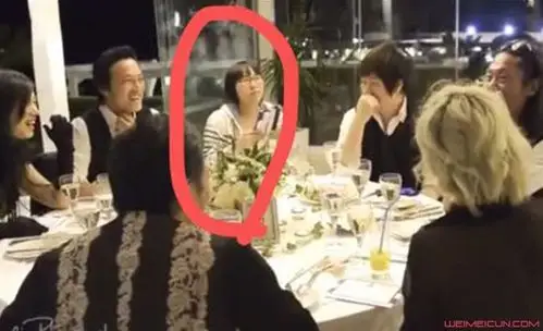 阿信和助理奇参加婚礼