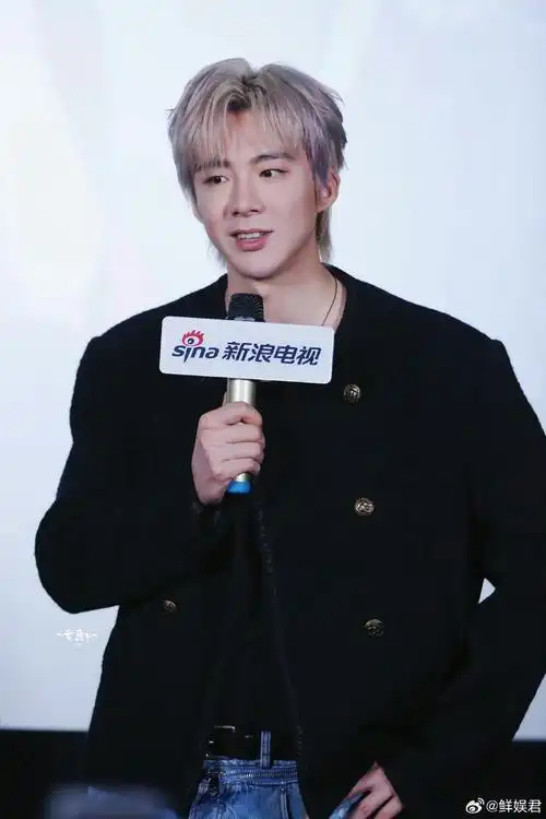 刘宇宁新浪扫楼饭拍生图,黑蓝两套衣服好酷!