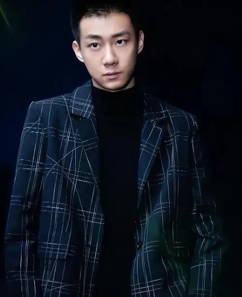 硬汉小生的空白被填补|硬汉|寸头|小生_新浪新闻