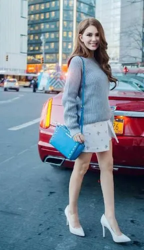 昆凌是最幸福的公主,22岁当辣妈,甜美打扮似少女