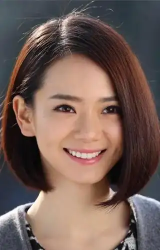 戚薇17岁参加歌唱比赛旧照曝出,纯天然的脸,让人一眼沦陷