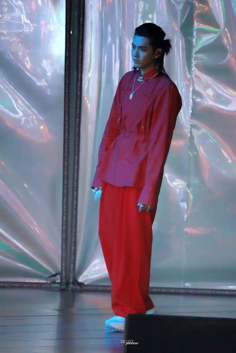 吴亦凡穿红色套装亮相2019潮音发布夜活动,台上献唱帅气十足